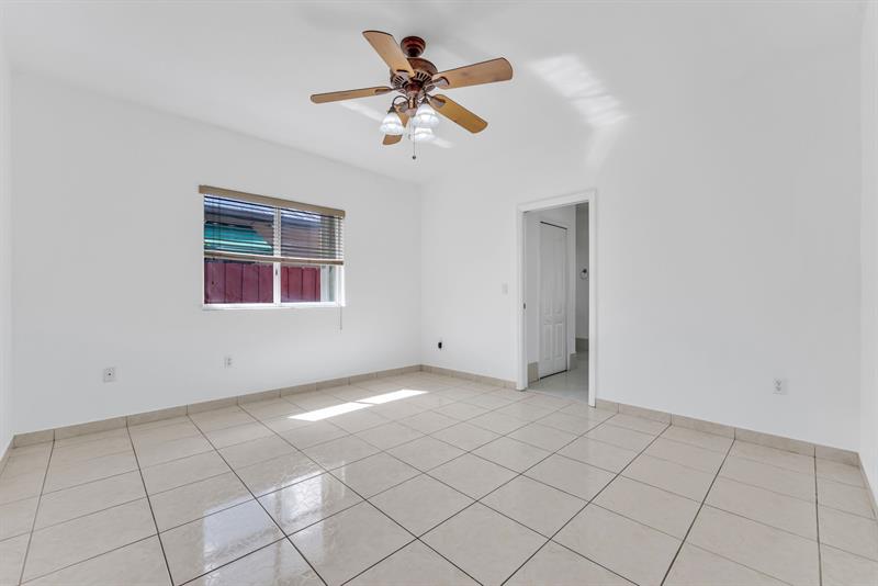 Image 13 of 36 For 16757 91st Ct