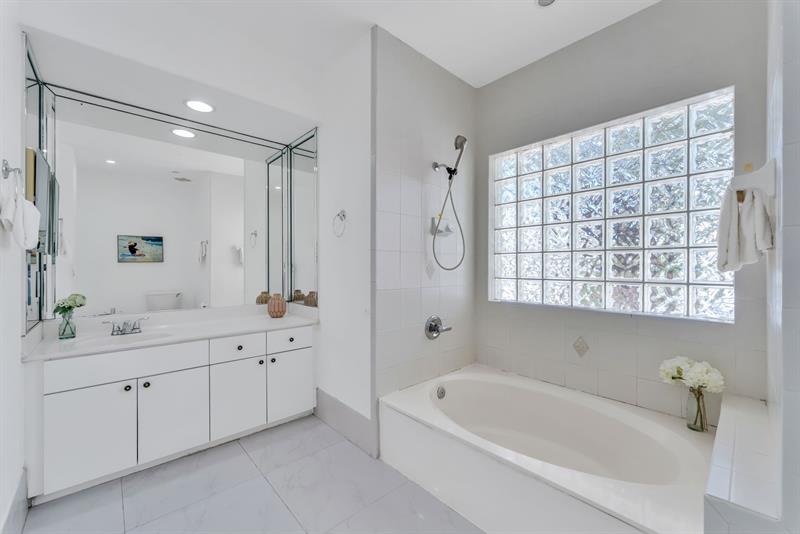 Image 17 of 36 For 16757 91st Ct