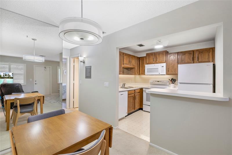 Image 4 of 20 For 27 Vista Gardens Trl  204