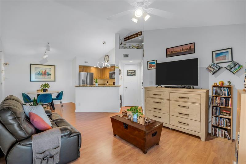 Image 3 of 25 For 731 Vista Isles Dr  1527