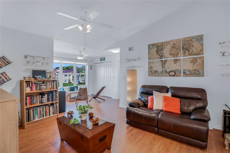 Image 4 of 25 For 731 Vista Isles Dr  1527