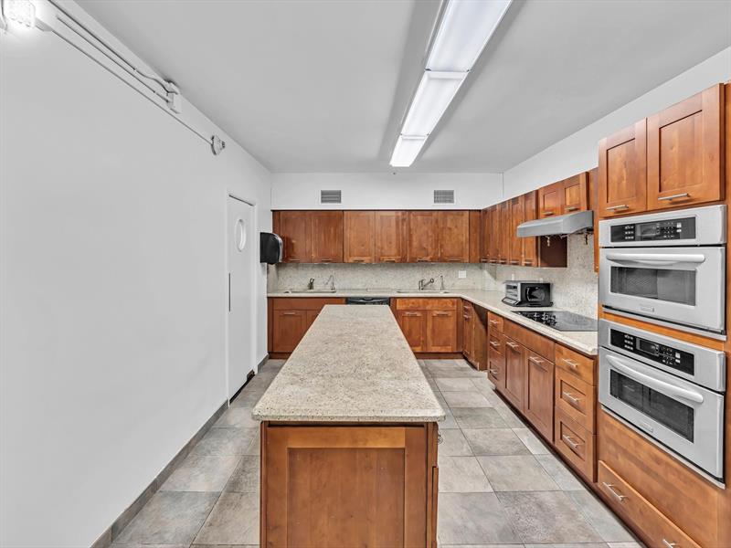 Image 52 of 85 For 4300 Ocean Blvd  19l