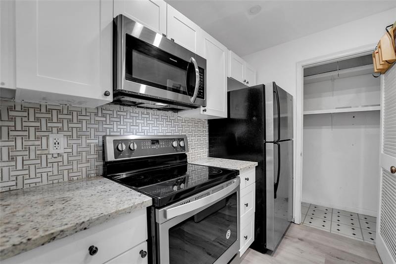 Image 11 of 38 For 301 Croton Ave  302