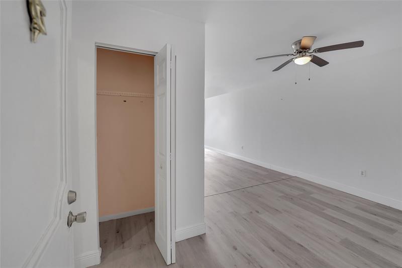Image 12 of 38 For 301 Croton Ave  302