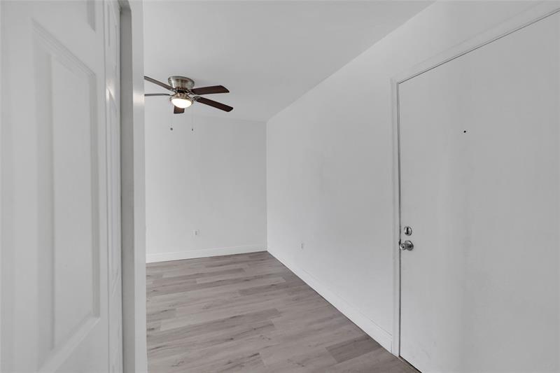 Image 14 of 38 For 301 Croton Ave  302