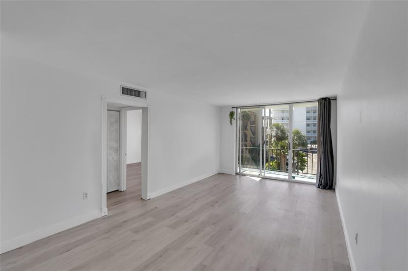 Image 15 of 38 For 301 Croton Ave  302