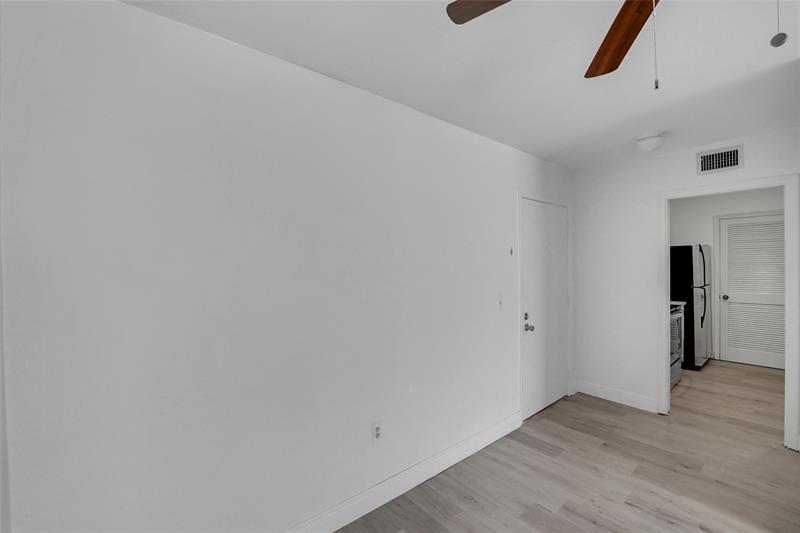 Image 16 of 38 For 301 Croton Ave  302