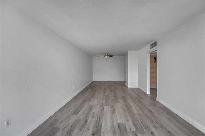 Image 17 of 38 For 301 Croton Ave  302