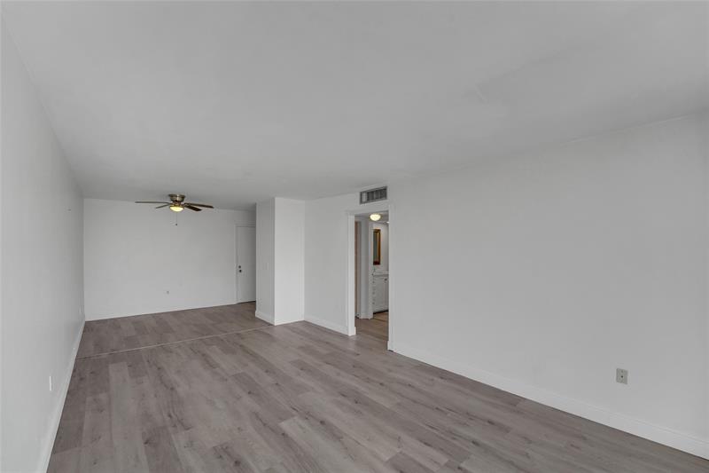 Image 18 of 38 For 301 Croton Ave  302