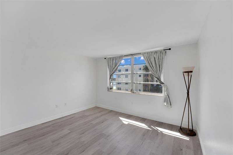 Image 20 of 38 For 301 Croton Ave  302