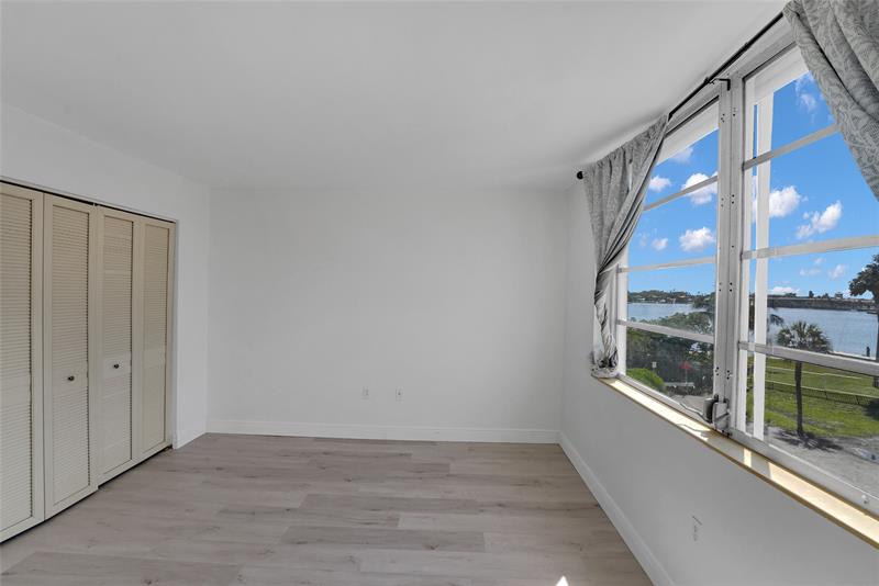 Image 21 of 38 For 301 Croton Ave  302