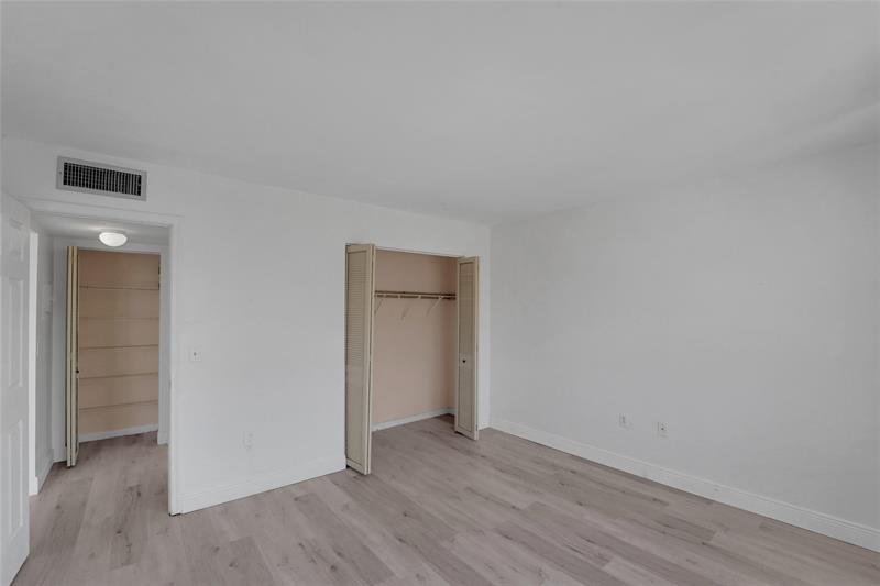 Image 22 of 38 For 301 Croton Ave  302