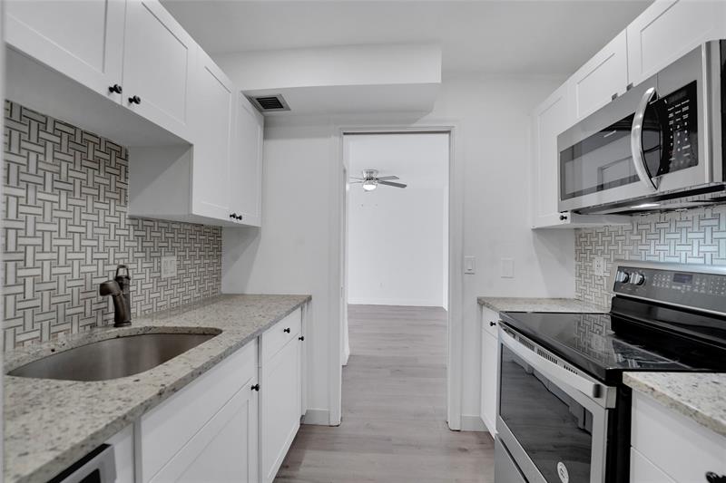 Image 3 of 38 For 301 Croton Ave  302