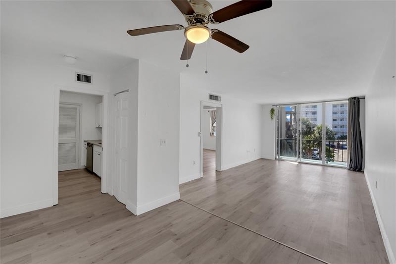 Image 7 of 38 For 301 Croton Ave  302