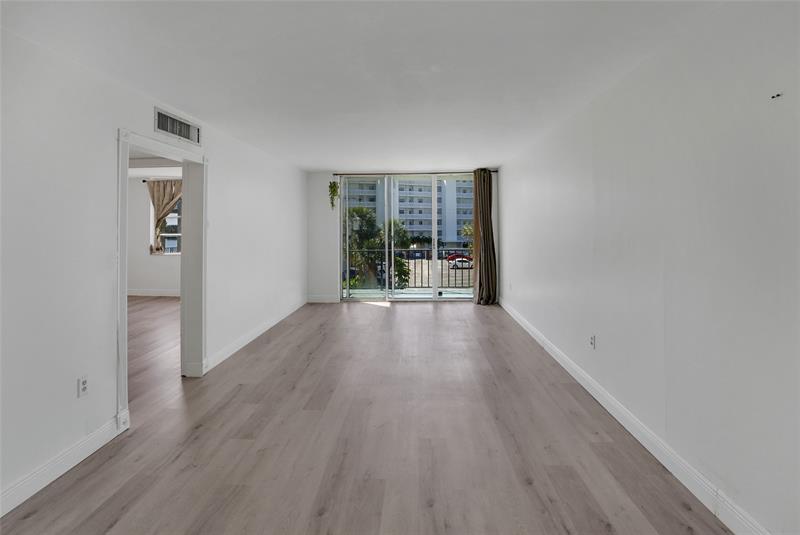 Image 8 of 38 For 301 Croton Ave  302