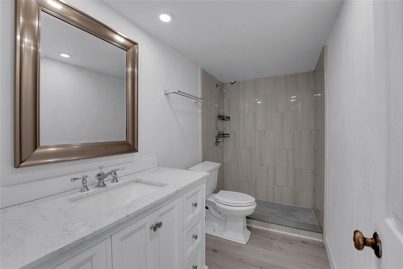 Image 9 of 38 For 301 Croton Ave  302