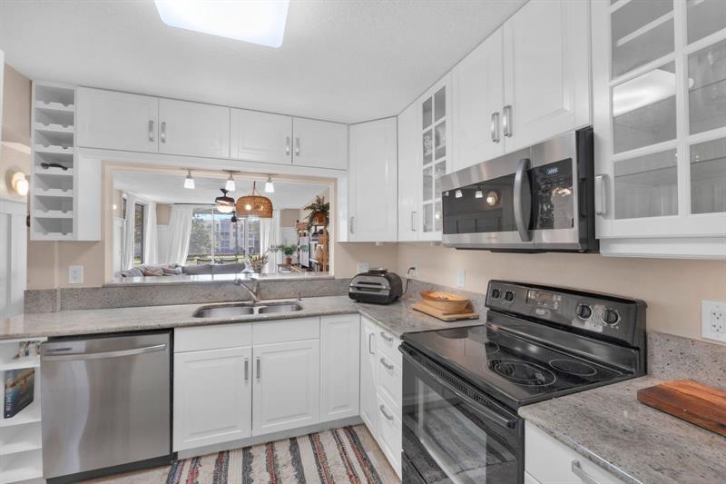 Image 6 of 14 For 9330 Lagoon Pl  209