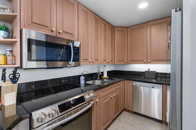 Image 10 of 31 For 70 Isle Of Venice Dr  203