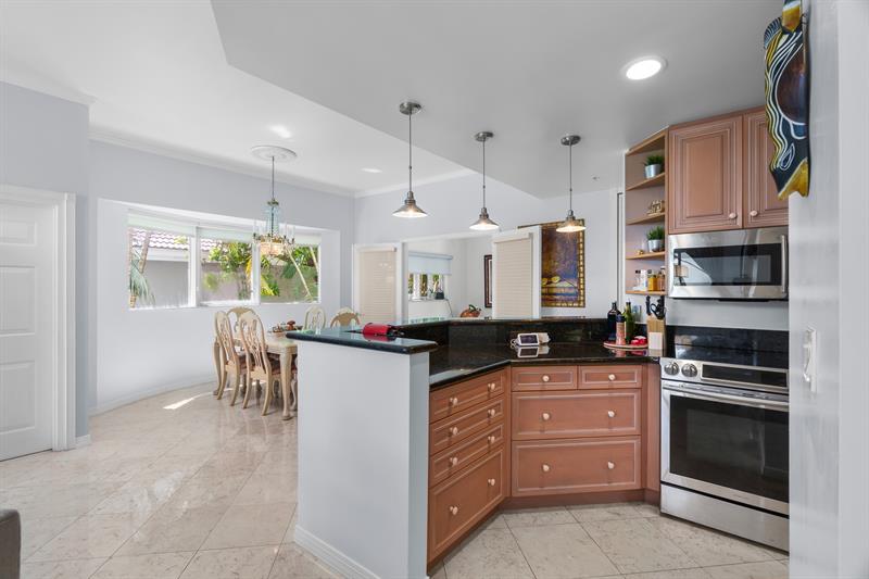 Image 9 of 31 For 70 Isle Of Venice Dr  203