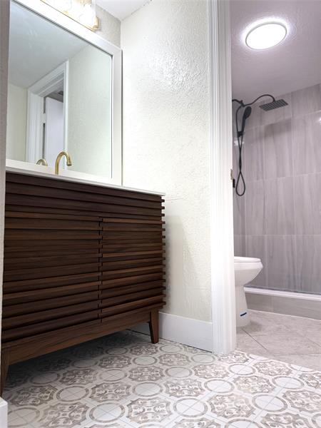 Image 11 of 13 For 2720 Forest Hills Blvd  204