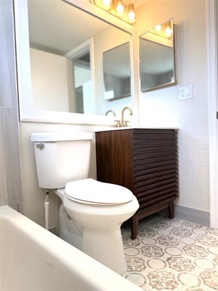 Image 9 of 13 For 2720 Forest Hills Blvd  204