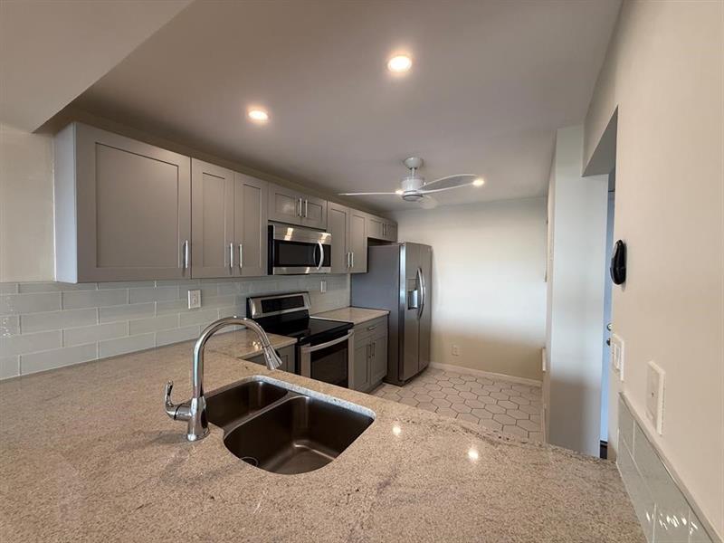 Image 3 of 10 For 9 Royal Palm Way  6040