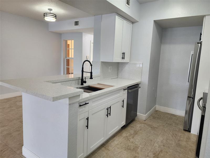 Image 14 of 52 For 2549 Centergate Drive  102