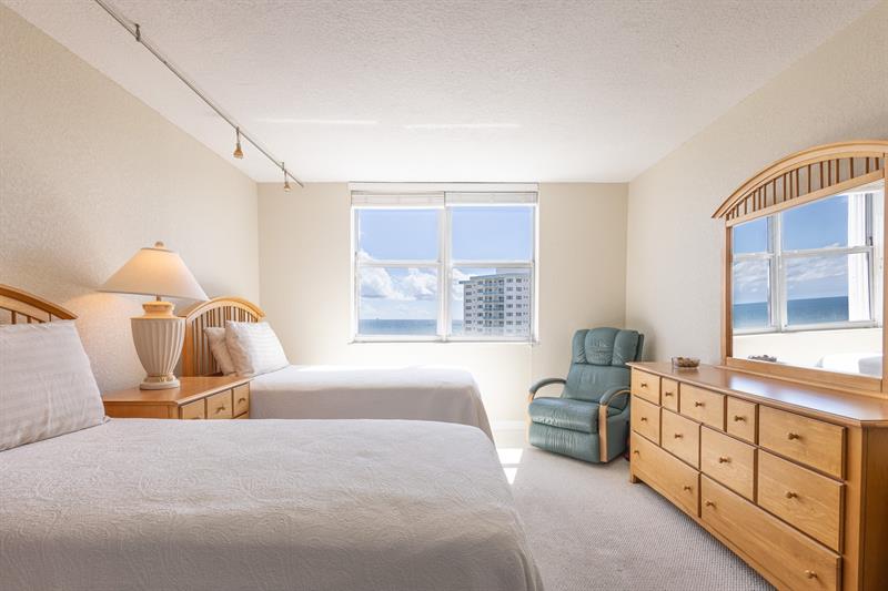 Image 38 of 86 For 2000 Ocean Blvd  10e