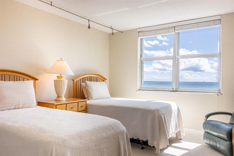 Image 39 of 86 For 2000 Ocean Blvd  10e
