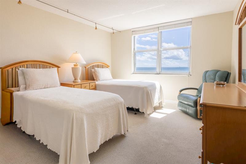 Image 40 of 86 For 2000 Ocean Blvd  10e