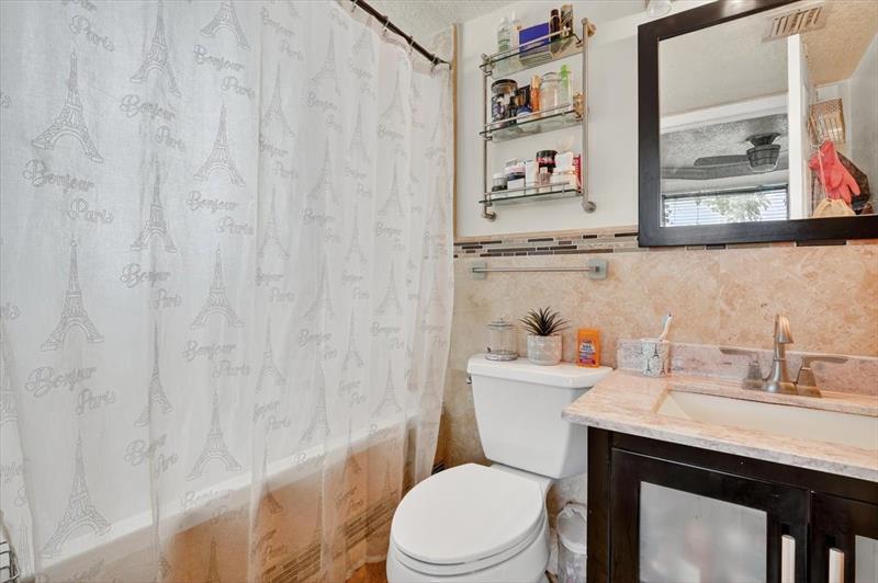 Image 24 of 31 For 950 80th Ave  106