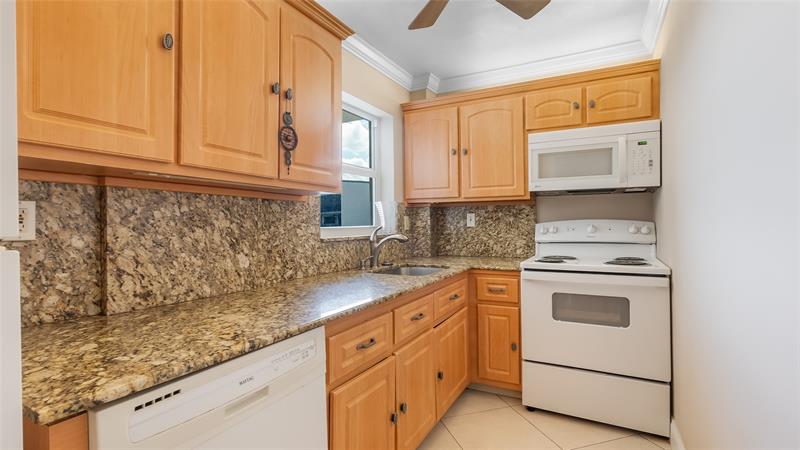 Image 8 of 39 For 1169 Hillsboro Mile  717