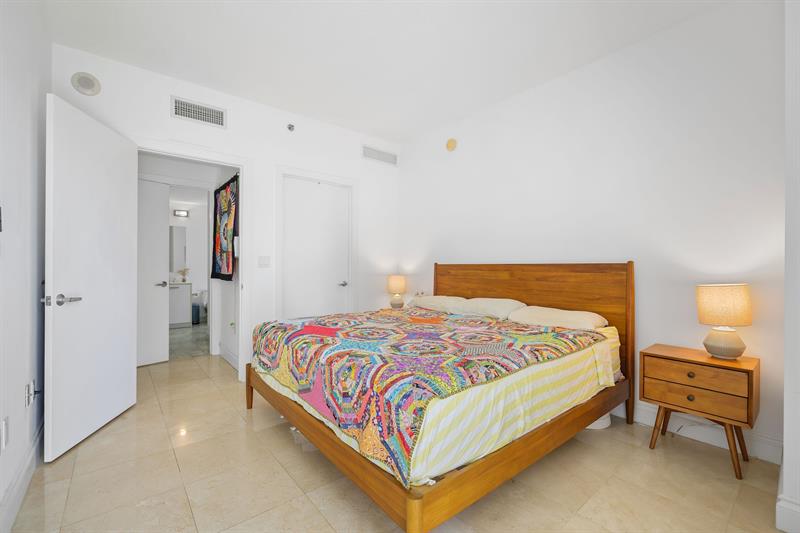 Image 11 of 39 For 1050 Brickell Ave  2302