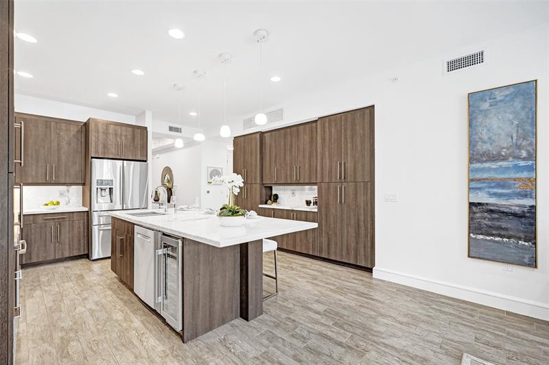 Image 34 of 72 For 4511 El Mar Dr  203