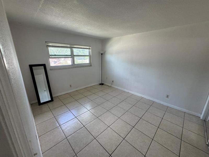 Image 4 of 8 For 4732 33rd Ave  208