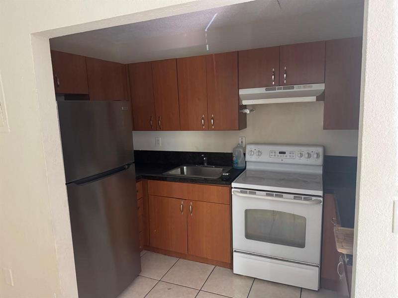 Image 5 of 8 For 4732 33rd Ave  208
