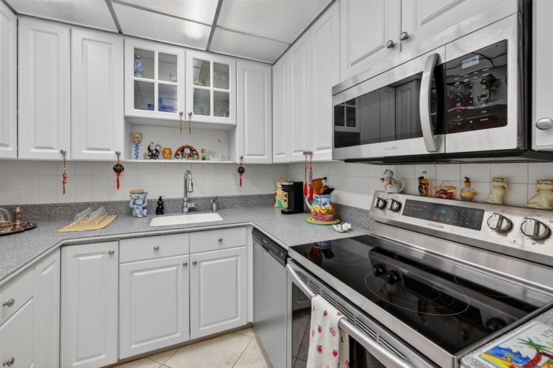 Image 17 of 84 For 255 Neptune Ave