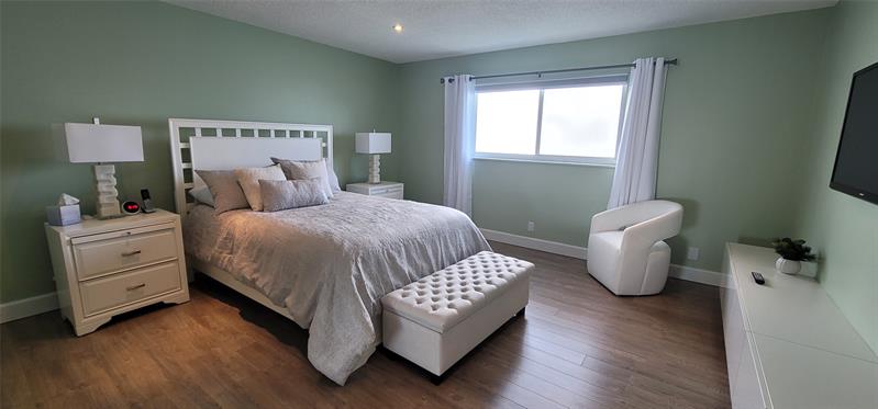 Image 28 of 43 For 4751 21 St  112