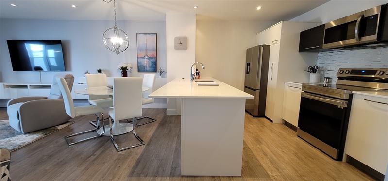 Image 3 of 43 For 4751 21 St  112