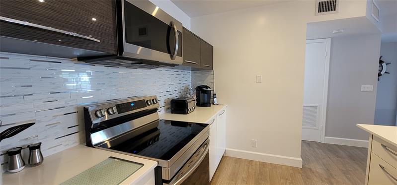 Image 5 of 43 For 4751 21 St  112