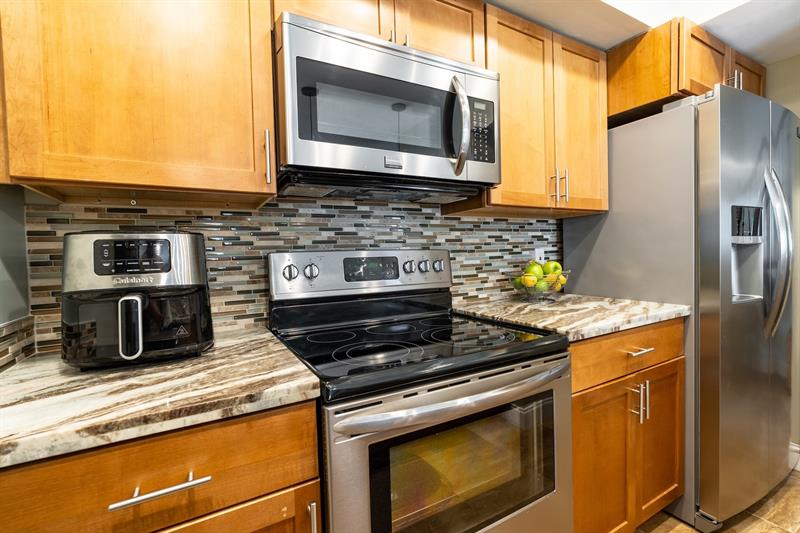 Image 8 of 34 For 658 Kensington Pl  11b