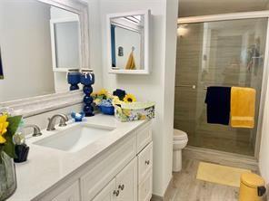 Image 16 of 22 For 3850 Washington St  810