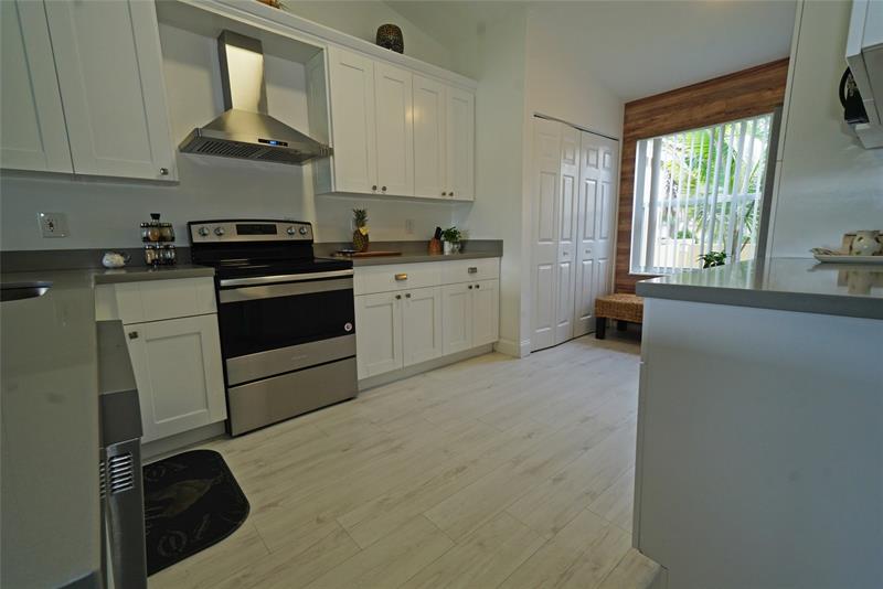 Image 7 of 42 For 1690 Zenith Way