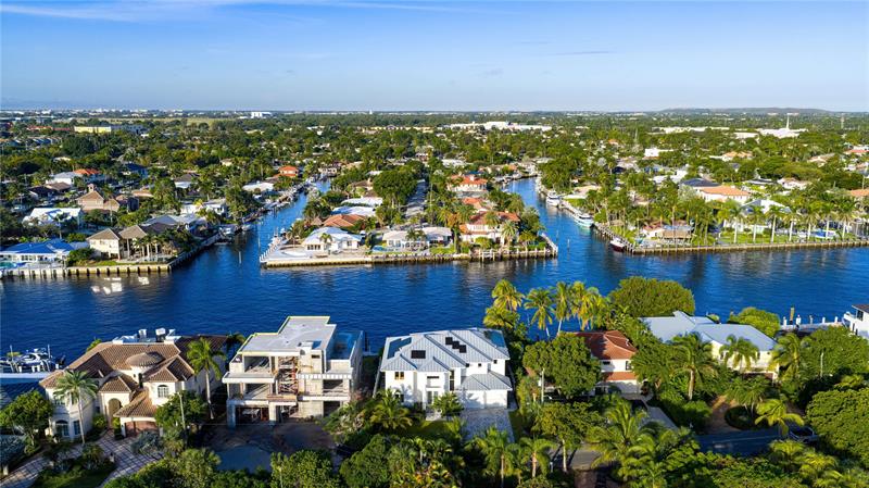 Image 4 of 49 For 2103 Riverside Dr