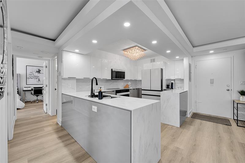 Image 10 of 47 For 405 Ocean Boulevard  306