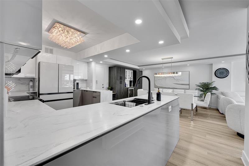 Image 11 of 47 For 405 Ocean Boulevard  306