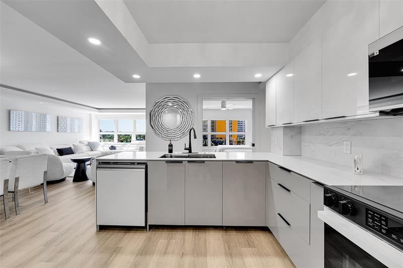 Image 12 of 47 For 405 Ocean Boulevard  306