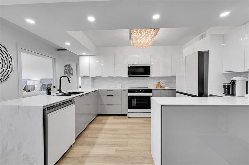 Image 13 of 47 For 405 Ocean Boulevard  306