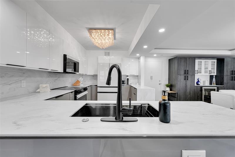 Image 16 of 47 For 405 Ocean Boulevard  306