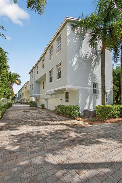 Image 12 of 75 For 709 N St  